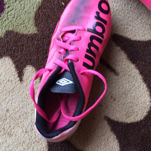 Umbro  white and pink soccer shoes almost new - Picture 5 of 7